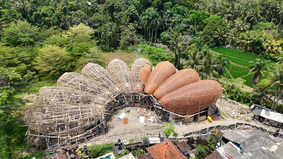 Стройка Pistachio Villas с дрона 10 октября 2026: купола под кровлей и бамбуковые каркасы